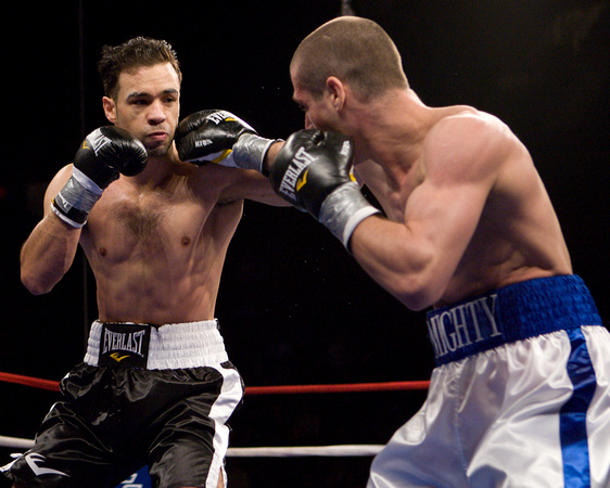 Delvin Rodriguez (L) vs. Mike Arnaoutis